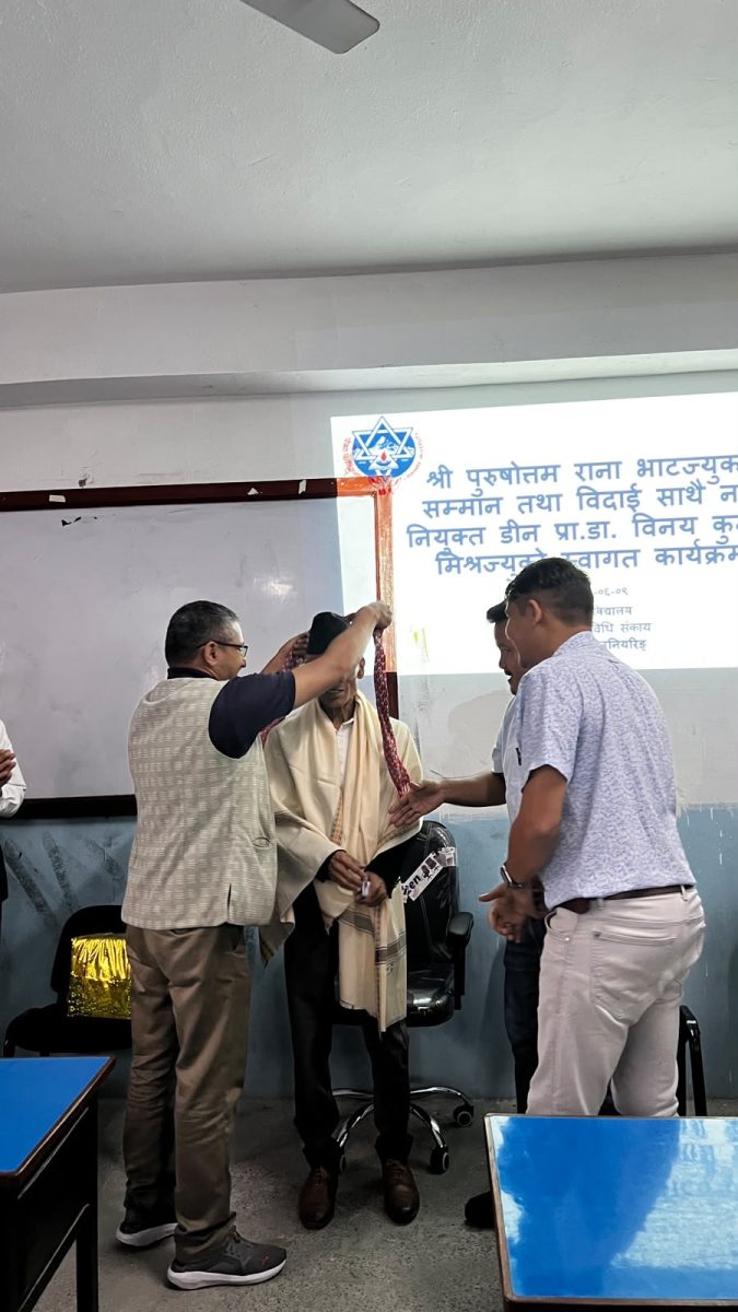 कार्यक्रम-संयोजकहरु-वाट-अवकाशप्राप्त-पुरुषोतम-सरप्रति-सम्मान-व्यक्त